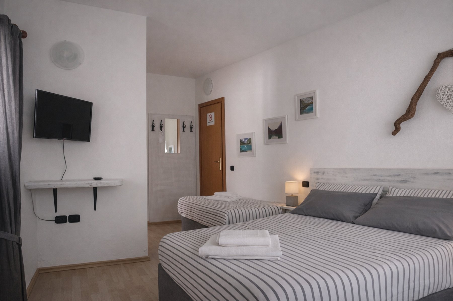 Camera con letti e TV