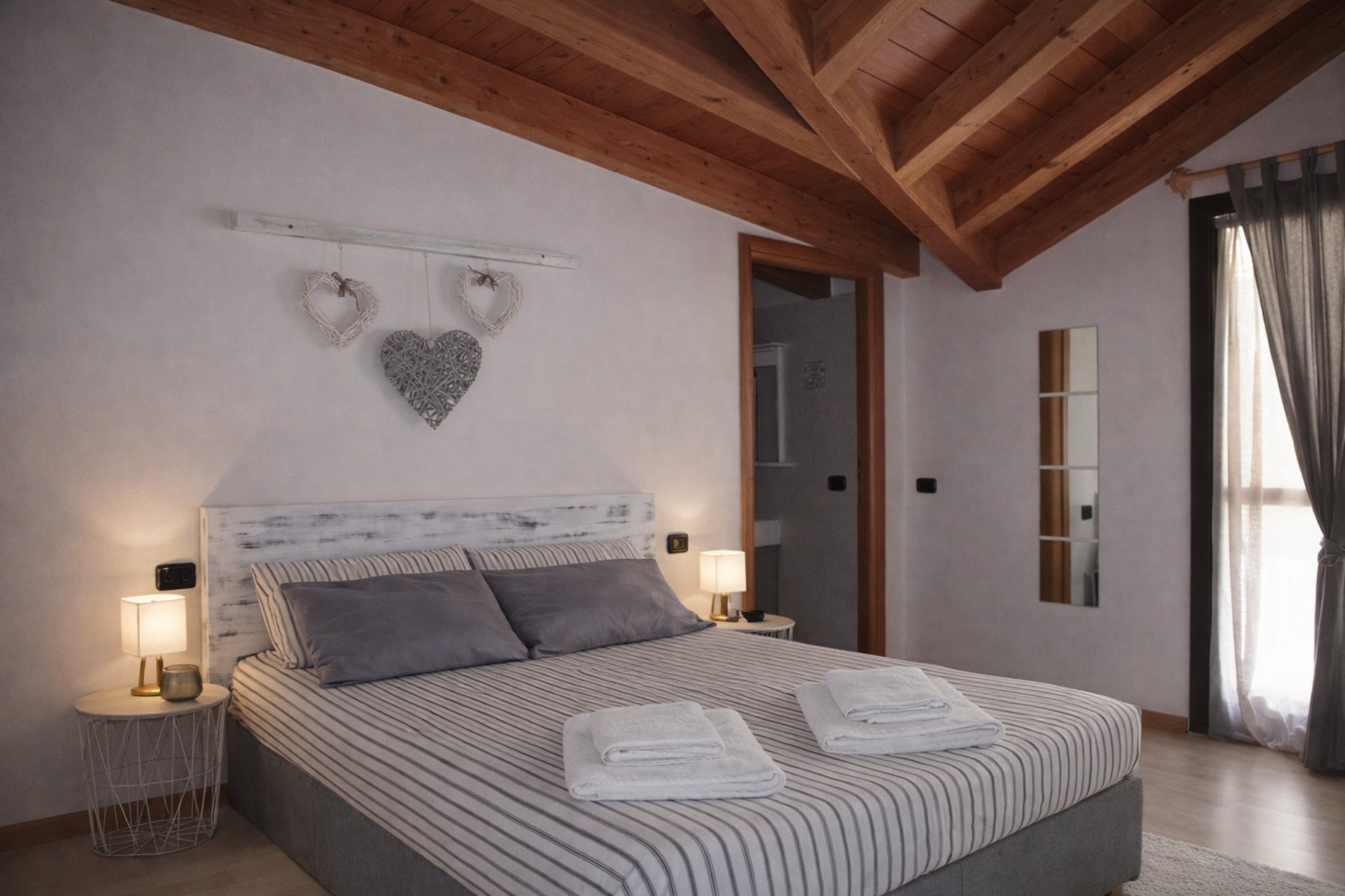 Camera con travi a vista